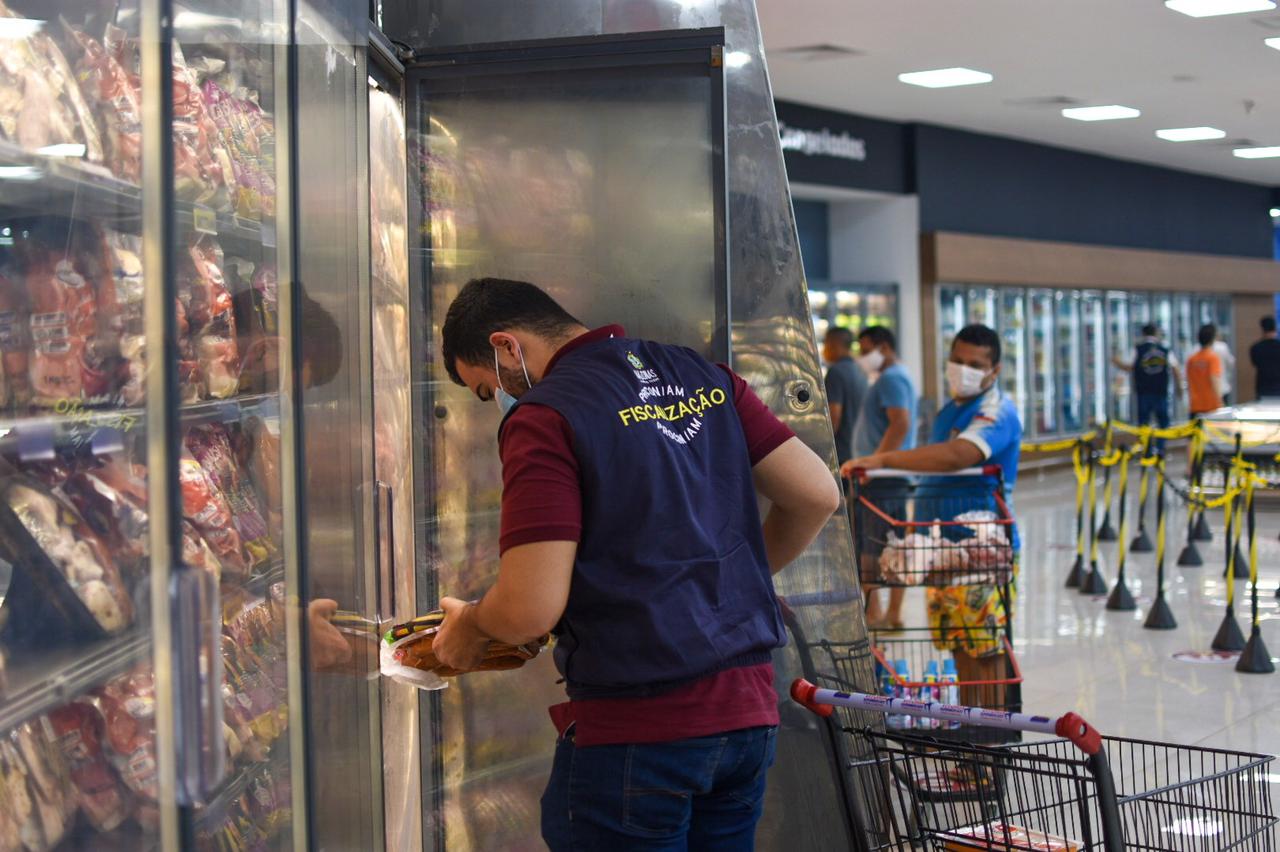 Procon apreende 20 quilos de produtos vencidos em supermercado de Manaus