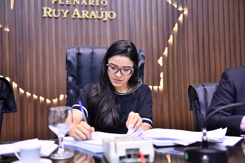 Deputada pede transparência na lista de beneficiários do auxílio no AM