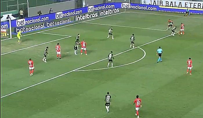 América-MG faz dois de pênalti no fim, vence jogo tenso e complica o Inter