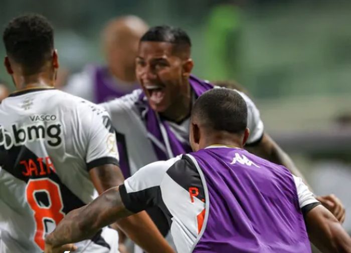 Vasco faz no fim, vence América-MG e deixa a zona de rebaixamento