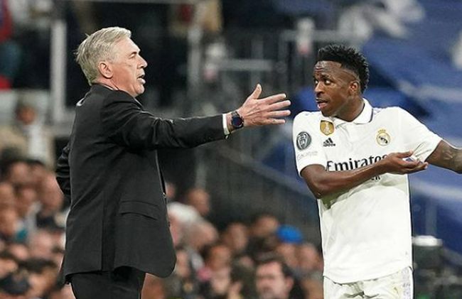 Ancelotti crê que Vini Jr seguirá na Espanha após racismo