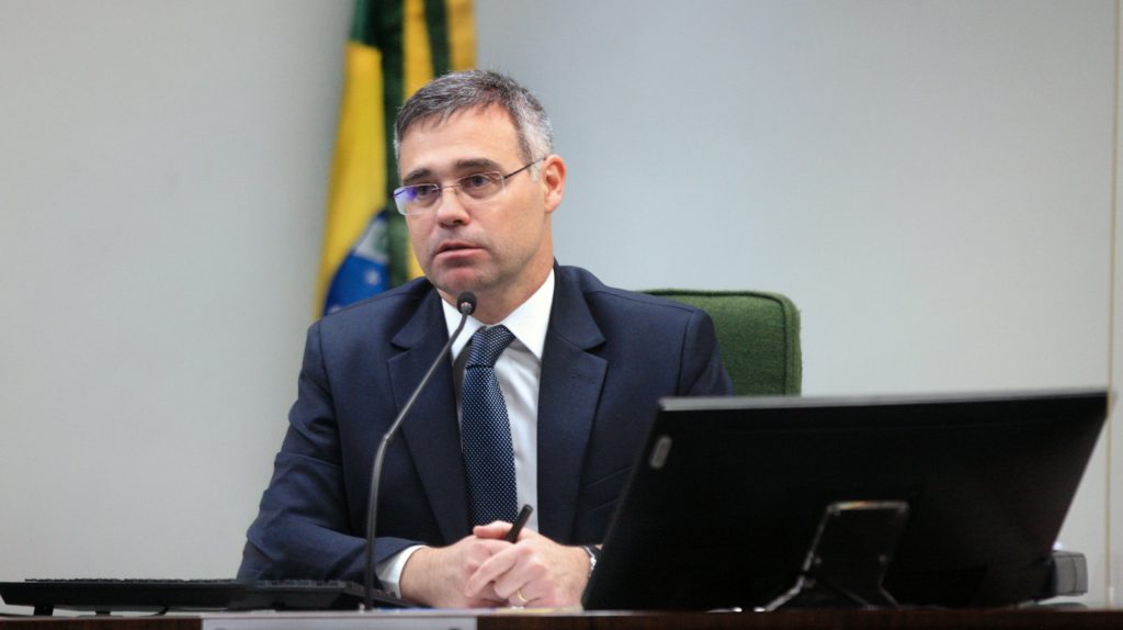 André Mendonça vota contra afastamento de Ibaneis