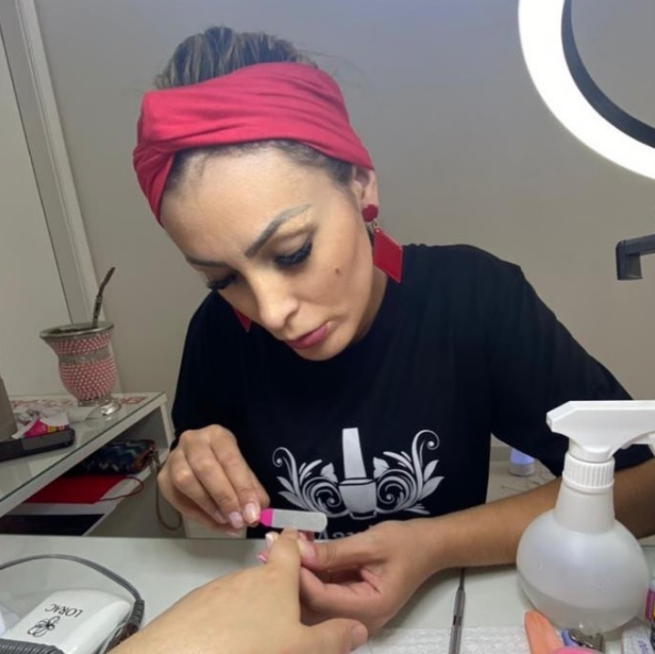 Andressa Urach aparece trabalhando como manicure: ‘recomeçar’