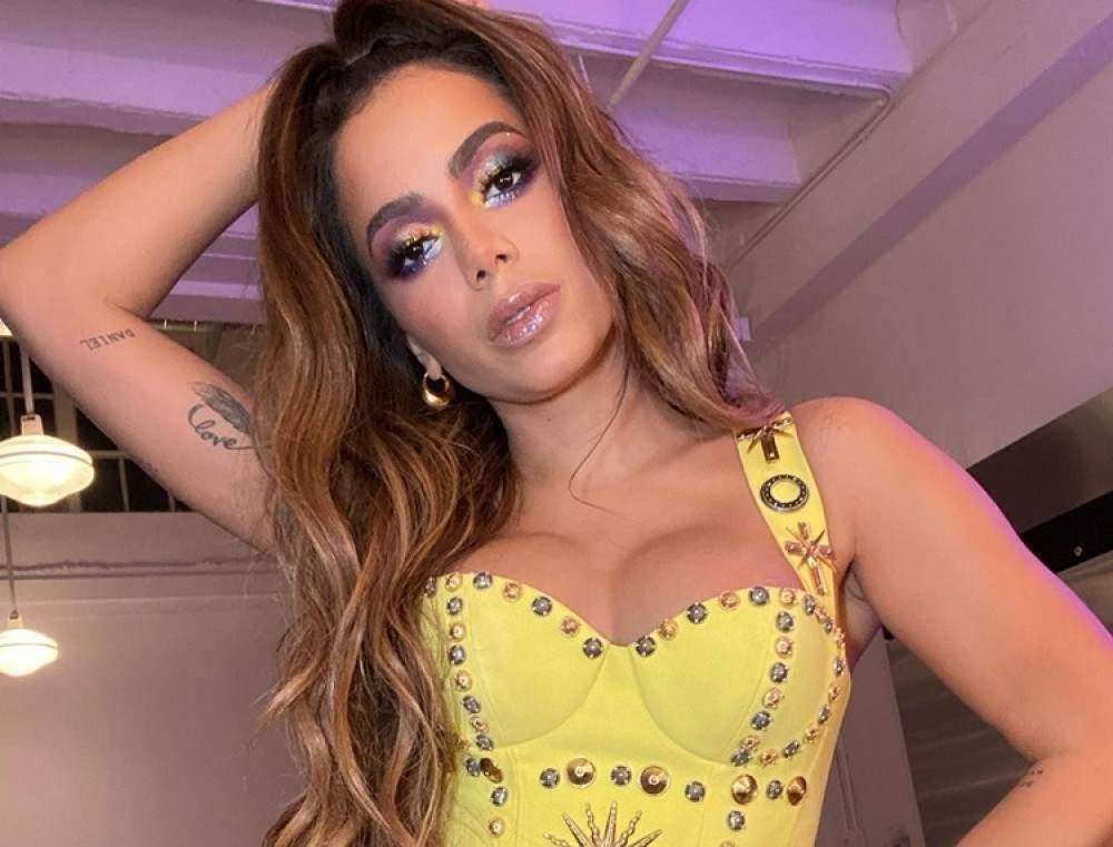 Anitta surge em foto rara com seu Pai de Santo e usando roupa do Candomblé