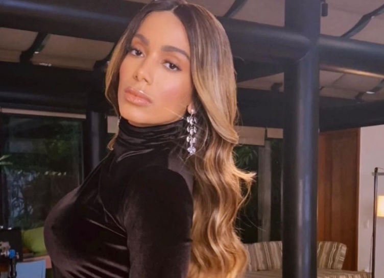 Anitta passa mal e é internada no Rio após voltar de reality show