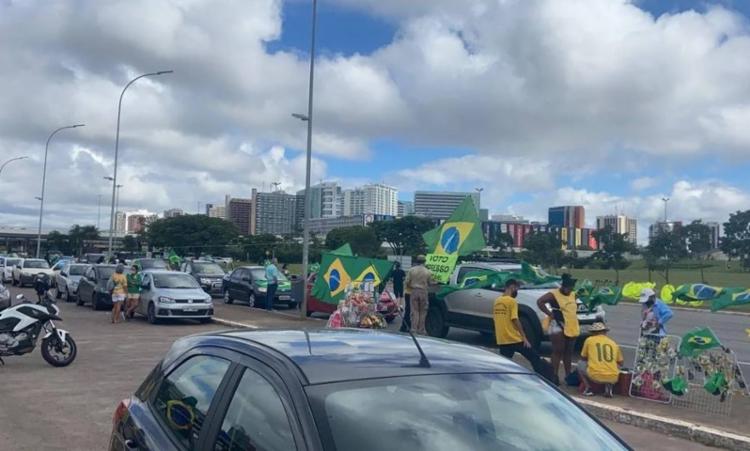 Apoiadores fazem carreata para desejar feliz aniversário a Bolsonaro