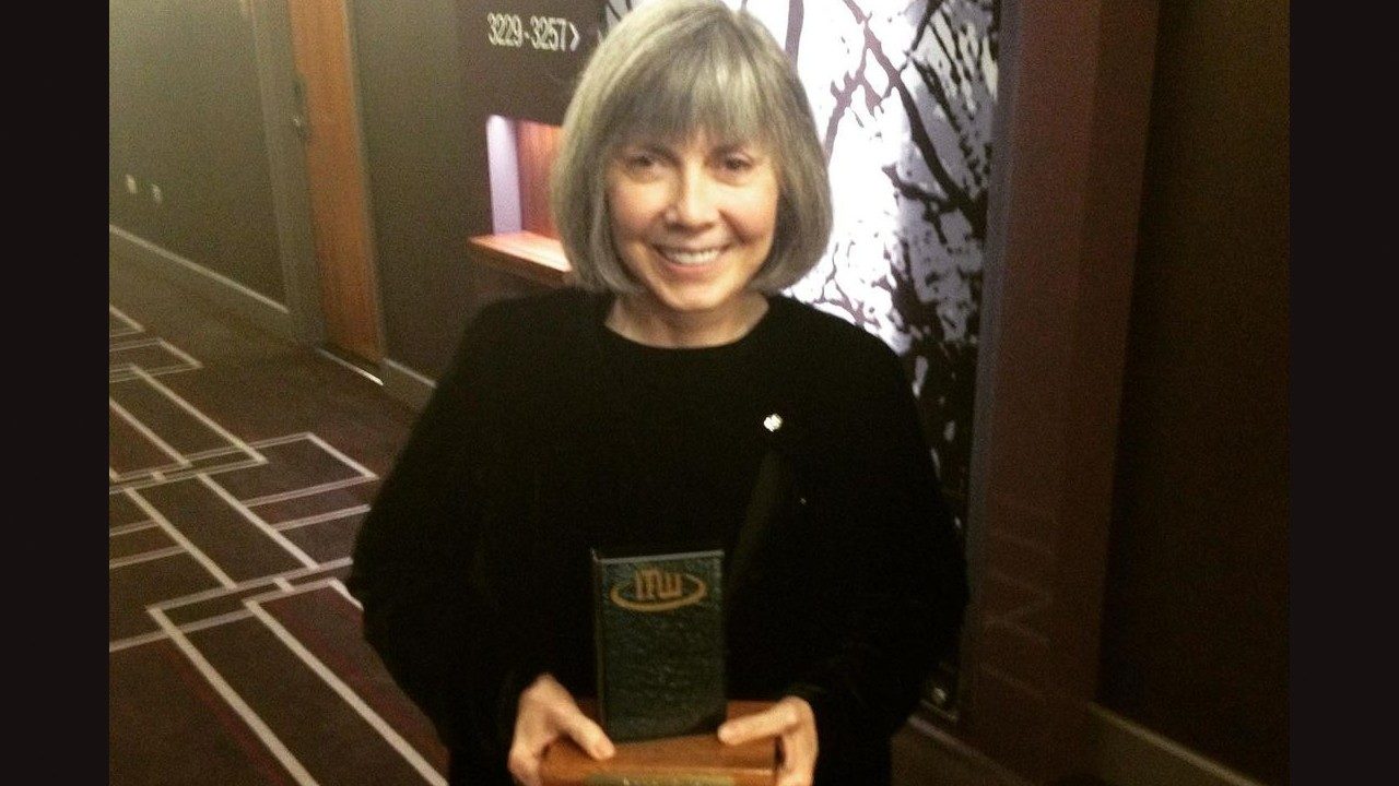 Morre Anne Rice, escritora de 'Entrevista com o Vampiro', aos 80 anos