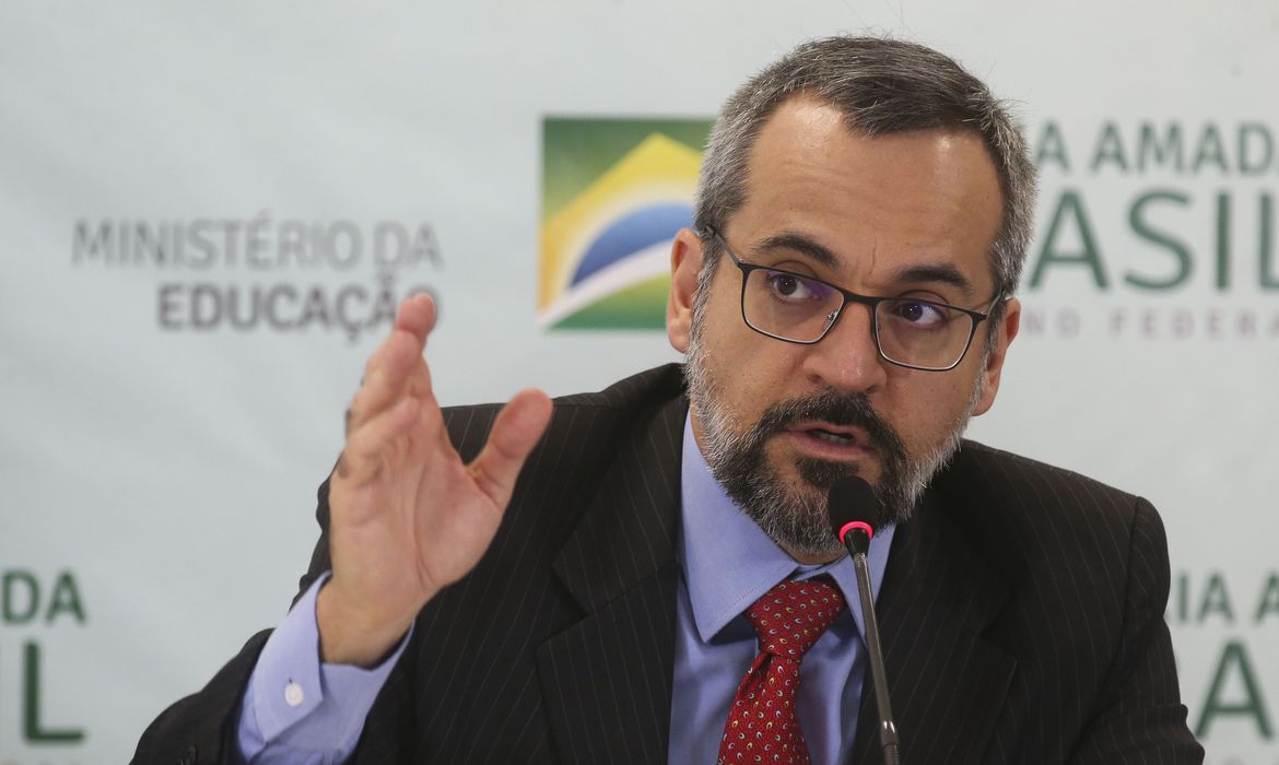 Abraham Weintraub é convidado a explicar no Senado suspeitas no FNDE