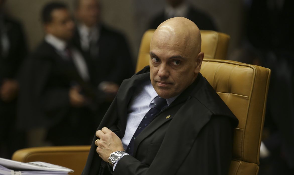 Moraes manda PF prender dois, revirar endereços de prefeito e bloqueia contas de associações de produtores