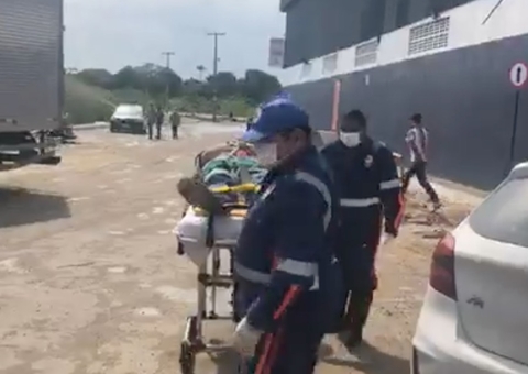 AO VIVO: Homem sofre acidente em retroescavadeira em Manaus