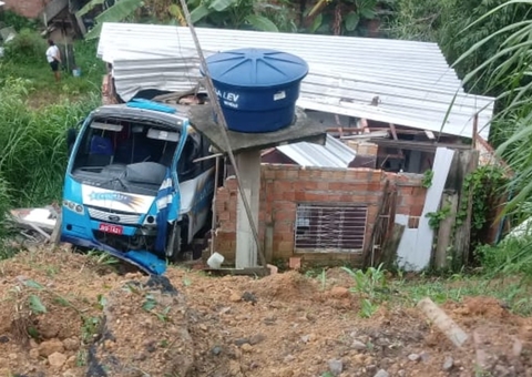 AO VIVO: Bombeiros tentam resgatar homem atingido por ônibus 