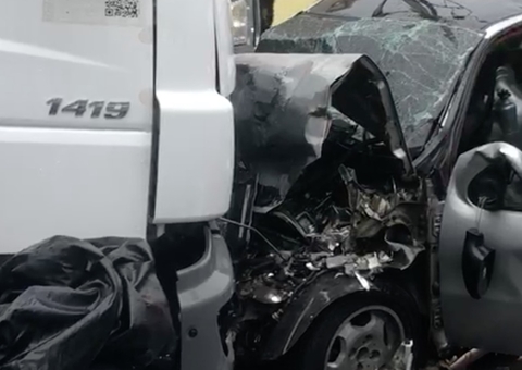 AO VIVO: Carro colide com caminhão e deixa um morto em Manaus