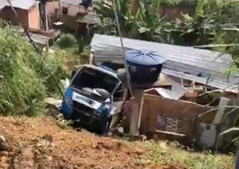 AO VIVO: Micro-ônibus está sendo retirado de barranco após acidente