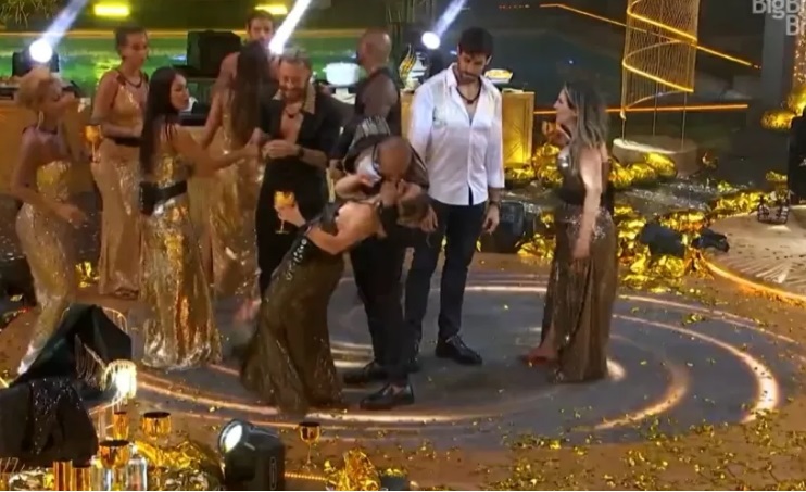 Ricardo 'trolla' brothers ao fingir beijo em Bruna; vídeo