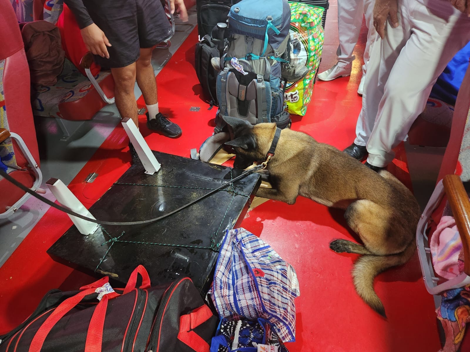 Homem é preso com drogas camufladas em tampa de mesa em lancha no Amazonas