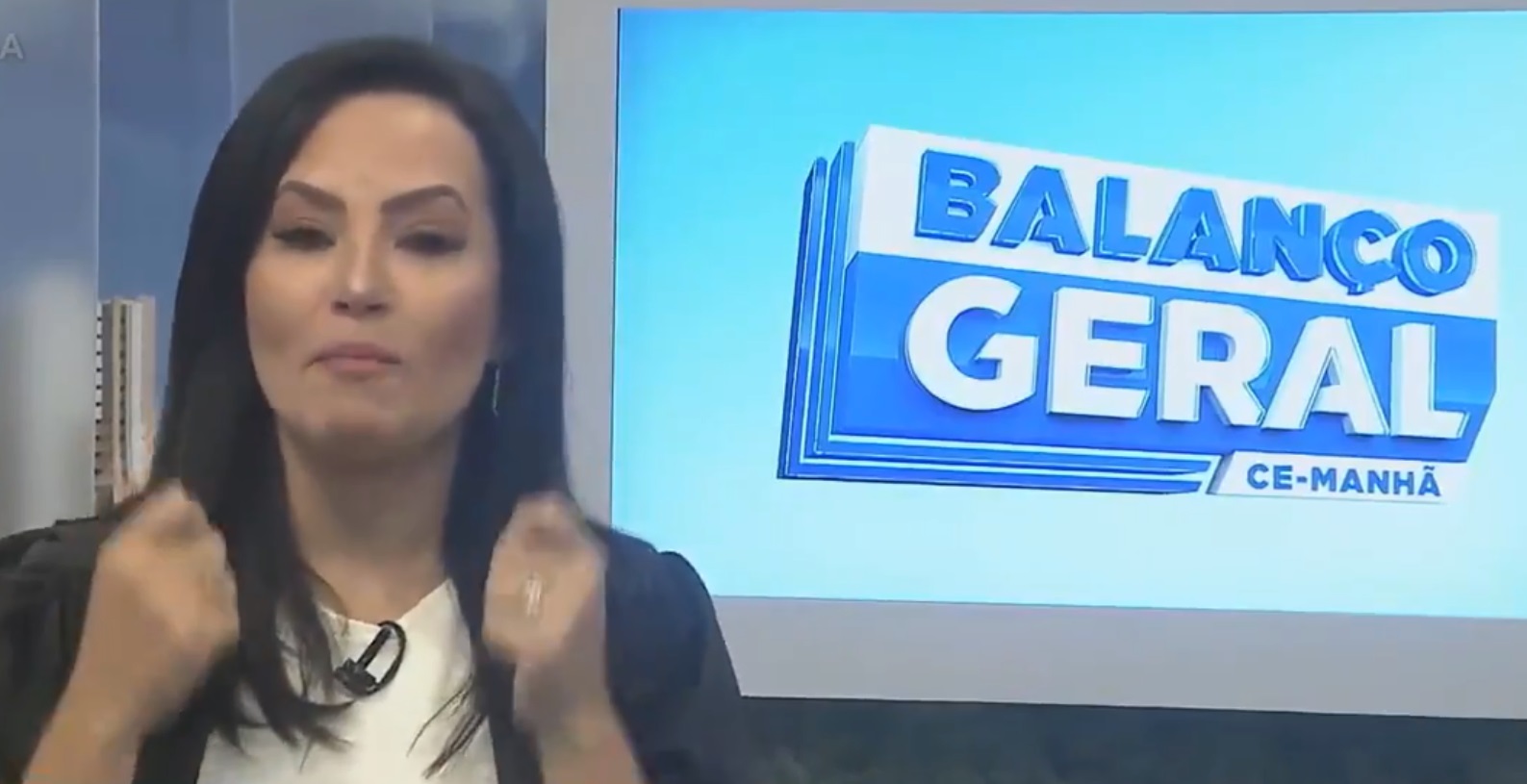 Apresentadora da Record revela que foi abusada na infância e chora ao vivo