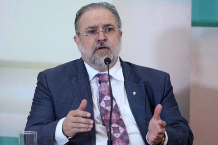Aras apura conduta de Bolsonaro no colapso em Manaus