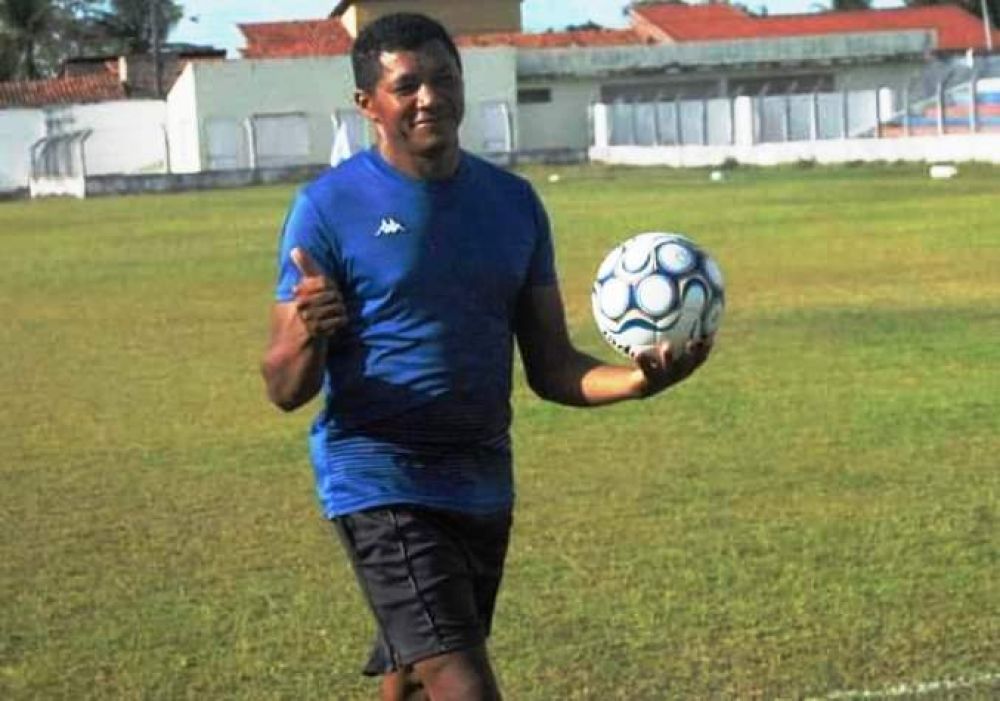 Árbitro morre após ser atingido por raio durante partida de futebol