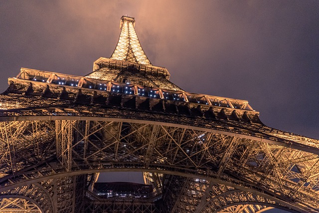 Torre Eiffel é esvaziada em Paris após alerta de bomba