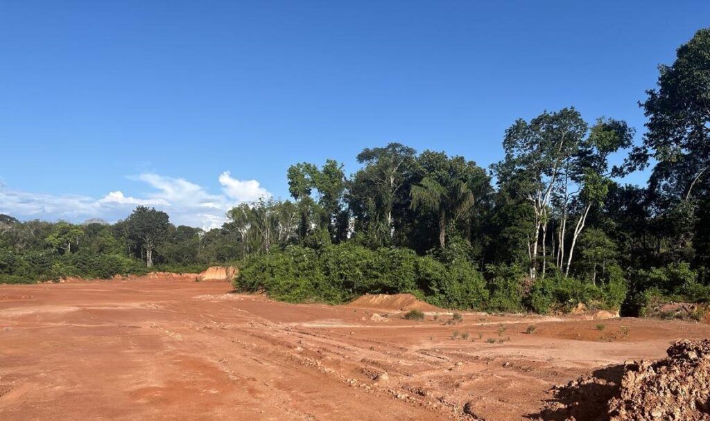 Empreendimentos são autuados por extração ilegal de argila no Careiro