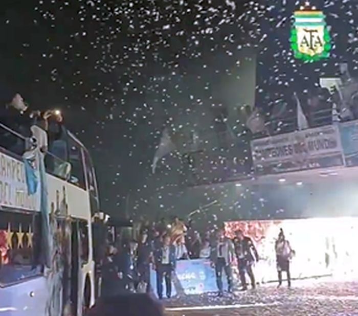 Seleção argentina é recebida por multidão no aeroporto de Ezeiza, em Buenos Aires