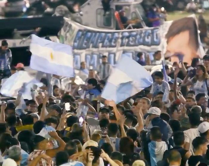 Multidão nas ruas trava a 'caravana da glória' dos tricampeões na Argentina