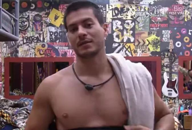 Arthur Aguiar reclama por Maíra Cardi não falar que o ama em vídeo