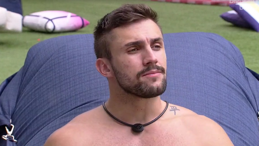 Arthur se define como pinscher: ‘90% ódio’