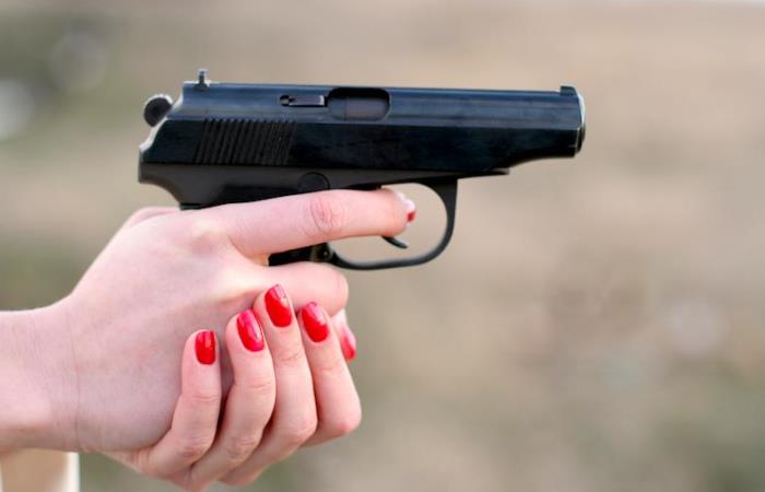 Mulher invade restaurante e assalta clientes e proprietários em Manaus