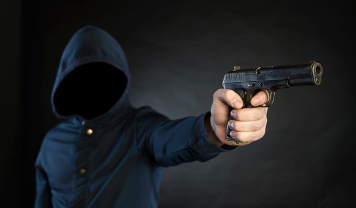 Pistoleiros encapuzados deixam homem e adolescente baleados em Manaus