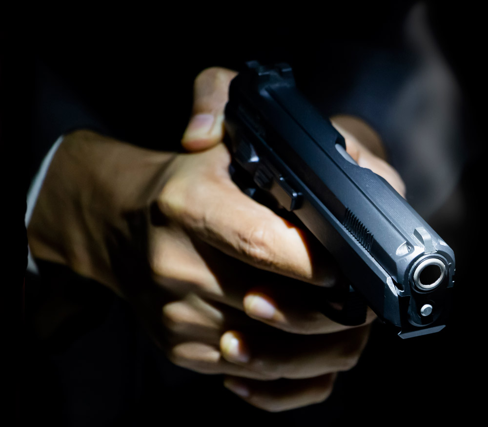 Pistoleiros invadem casa e matam homem a tiros na frente da família 