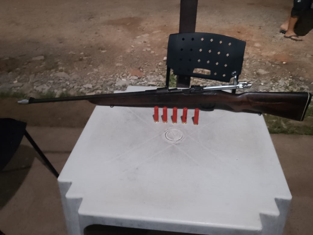 Homem é preso 'passeando' com espingarda na BR-319 no Amazonas