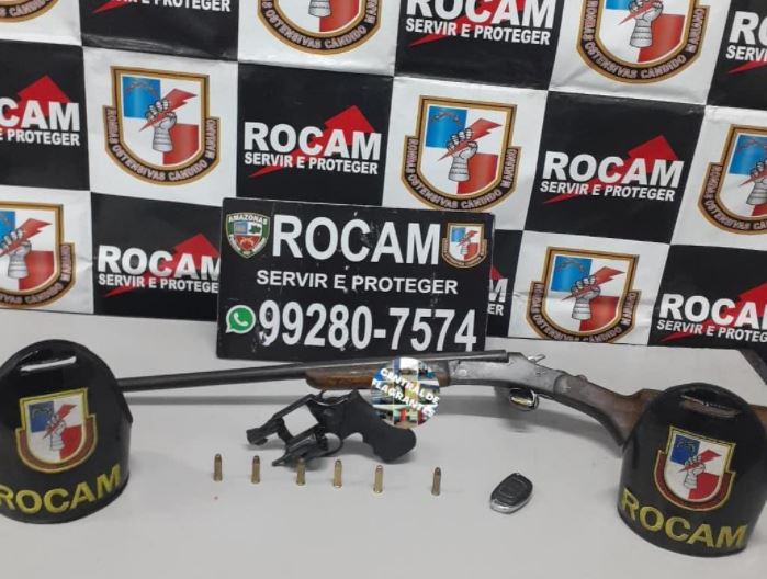 Dupla é presa 'passeando' com espingarda e revólver em carro em Manaus