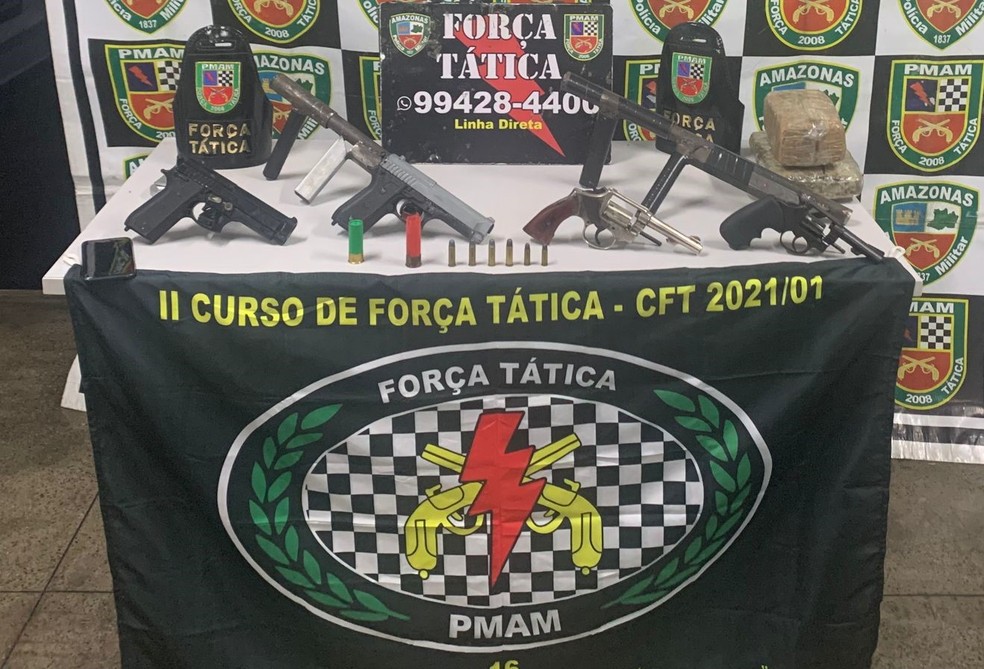 Armas e drogas são encontrados em casa abandonada no Japiim, em Manaus 