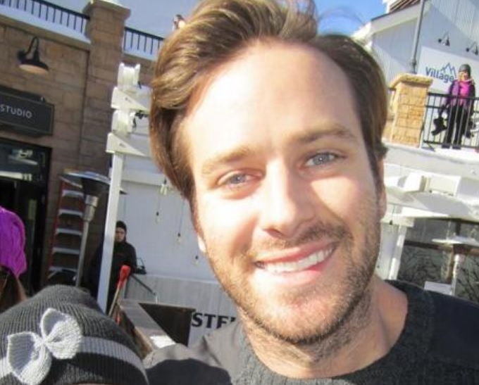 Investigado por estupro e canibalismo, Armie Hammer engata novo romance 
