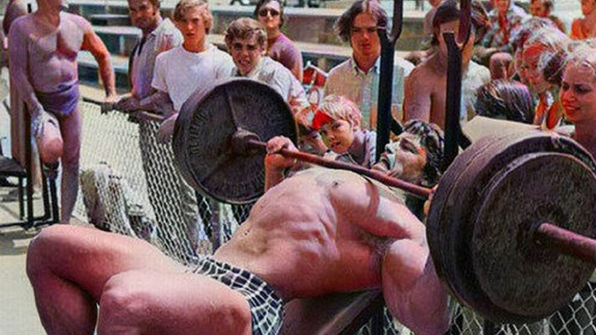 Antes da fama, Arnold Schwarzenegger treinava em público