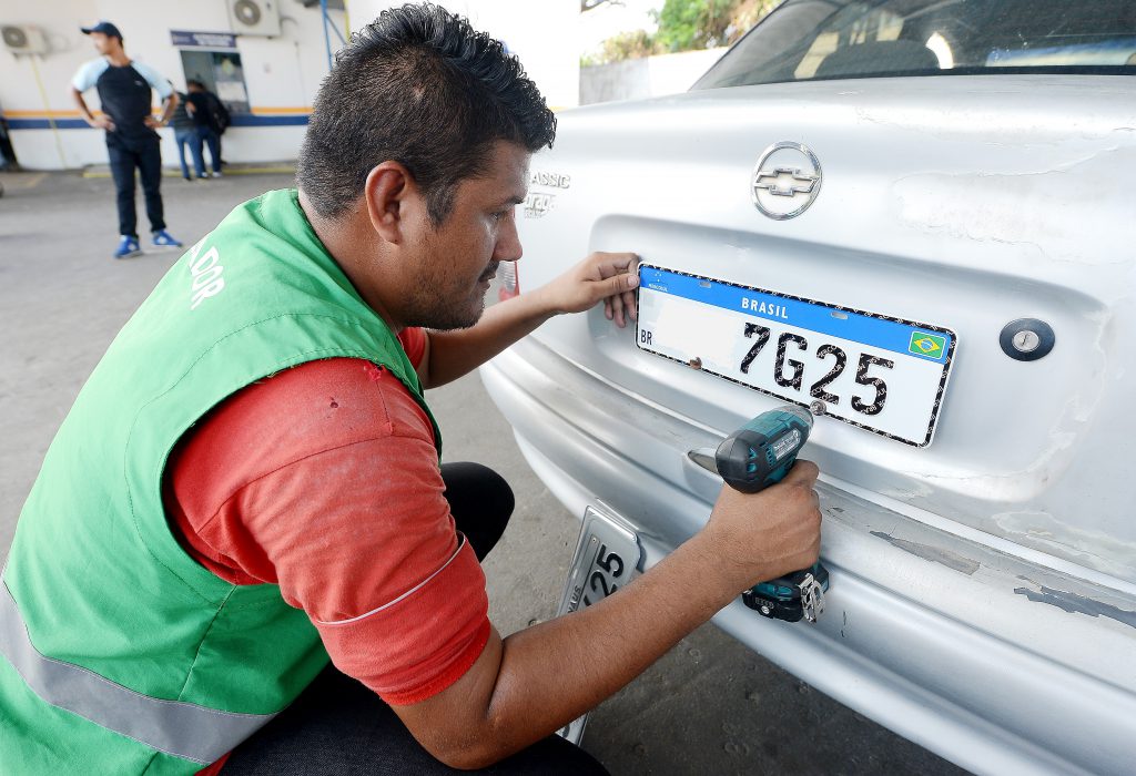 Entrega de placas mercosul será feita por drive-thru no Amazonas