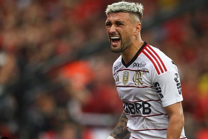 Arrascaeta treina com bola no Flamengo e pode jogar contra o Corinthians