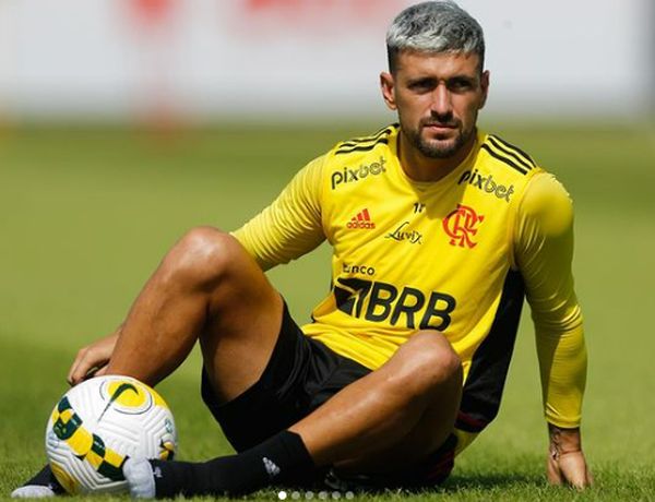 Arrascaeta volta a treinar no campo e anima Flamengo para decisão