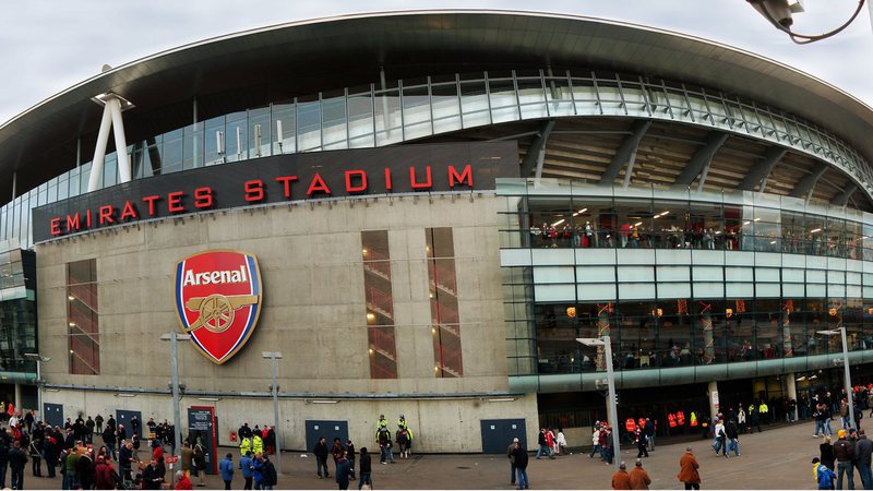 Arsenal vence Liverpool com gol de Martinelli e está a dois pontos do líder