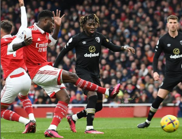 Ataque funciona e Arsenal vence Nottingham Forest na estreia do Inglês