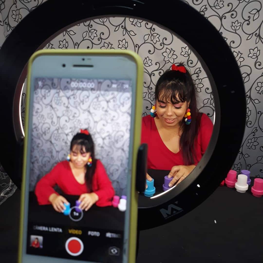 Artistas levam oficinas artísticas para a comunidade rural de Anamã