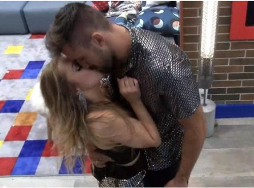 Após DR, Carla e Arthur se beijam na festa do BBB21