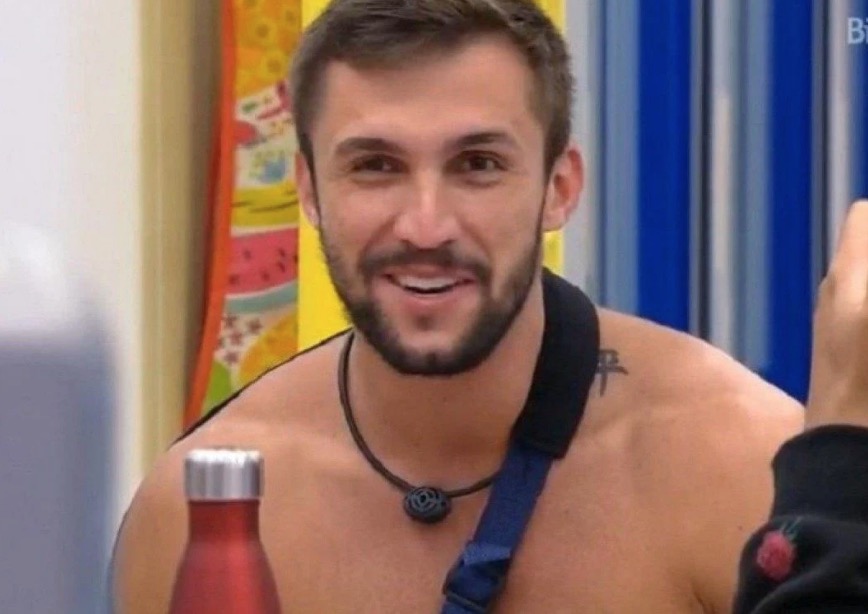 BBB21: Arthur promete ficar nu e internautas zoam: ‘mostrar a bananinha'
