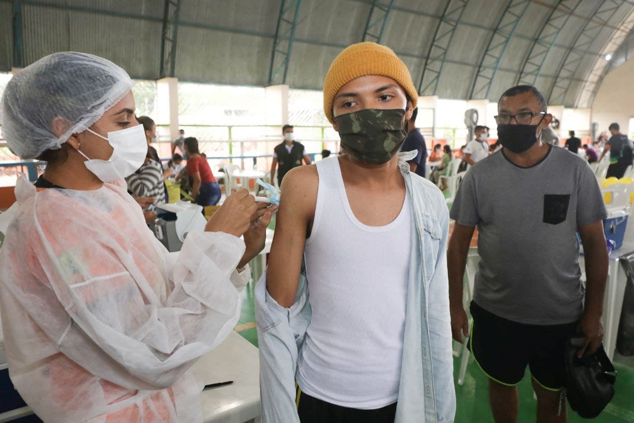 Após perdas na pandemia, pai e filho celebram vacinação contra Covid-19