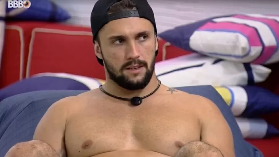 Arthur diz que vai tirar satisfações com Carla Diaz sobre conversa com Fiuk