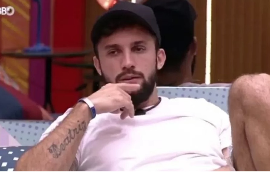 Fiuk protegido? Arthur é advertido ao falar da situação financeira do ator