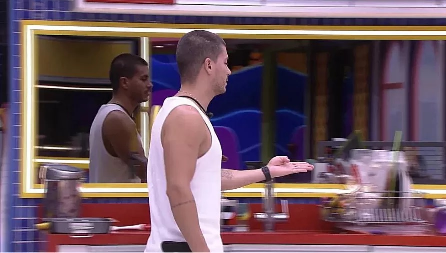 BBB22: Arthur olha cozinha VIP e reclama: ‘era pra gente estar aqui’