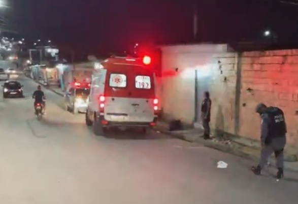 Revoltados, populares espancam assaltante em rua de Manaus