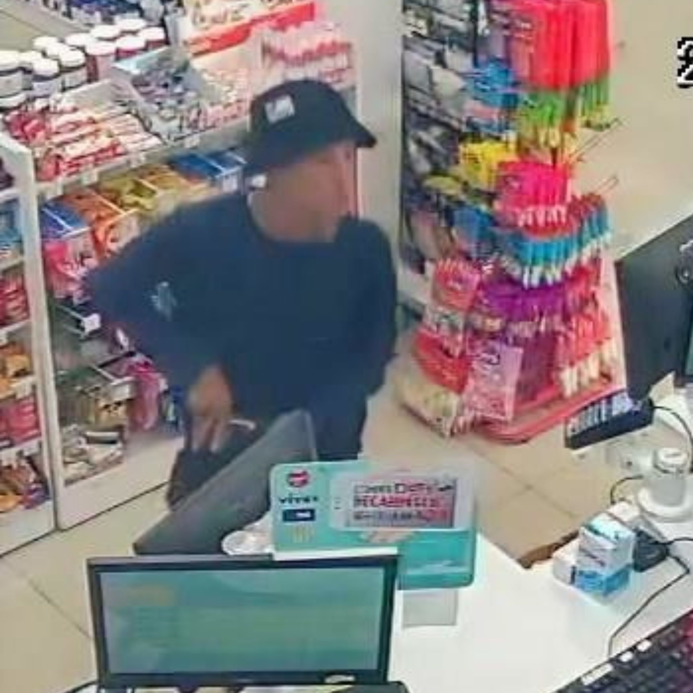 Polícia procura homem que cometeu roubo em drogaria no Japiim